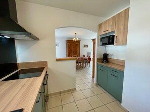 Dining - Cozy 2-Bedroom House Near Beach with Enclosed Garden & Pet-Friendly (Bretignolles-sur-Mer)