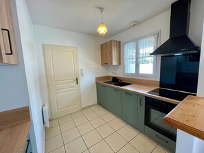 Fridge, microwave, oven, stovetop - Cozy 2-Bedroom House Near Beach with Enclosed Garden & Pet-Friendly (Bretignolles-sur-Mer)