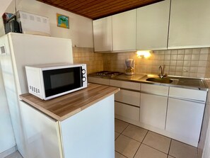 Mikrovågsugn, spishäll, kaffe- och tebryggare och brödrost