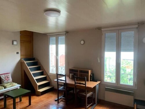 Pavillon avec une place de parking sur place