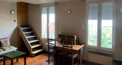 Pavillon avec une place de parking sur place