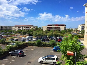 Property grounds - Cozy 2-Room Apartment, 200m from Beach, Parking Included, Stunning Views (Sète)