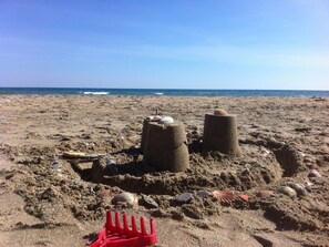 在海灘附近