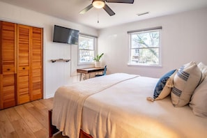 3 Schlafzimmer, Schreibtisch, Bügeleisen/Bügelbrett, Reisekinderbett