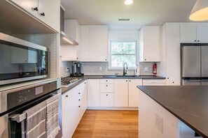 Kylskåp, mikrovågsugn, ugn och spishäll