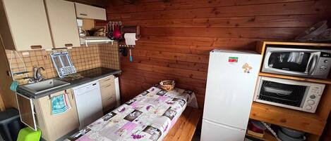 Kylskåp, mikrovågsugn, ugn och diskmaskin