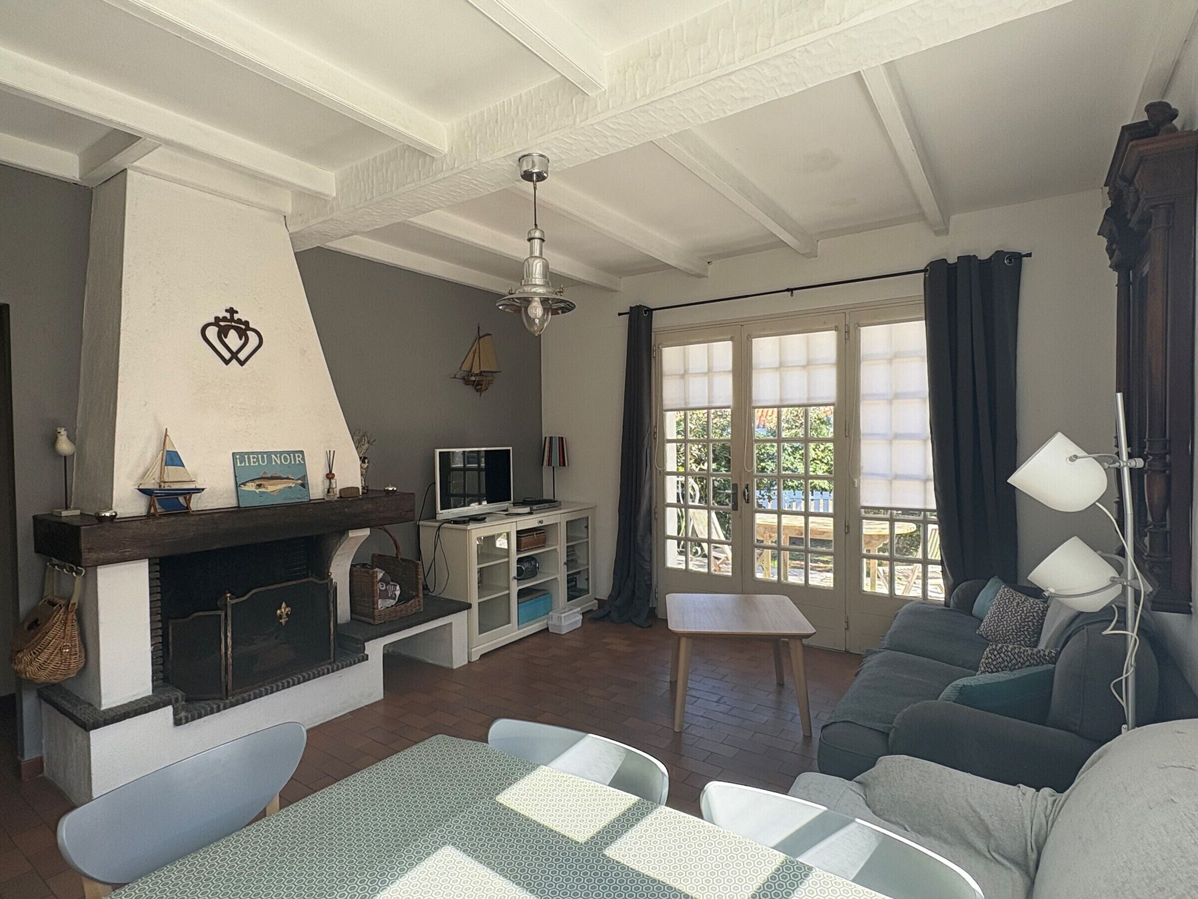 Télévision, cheminée