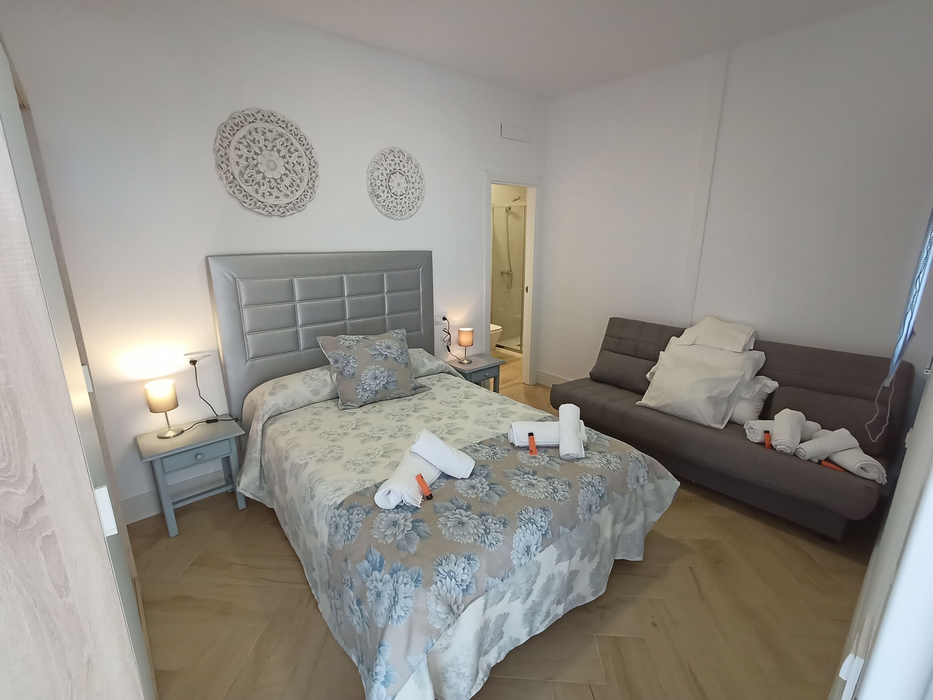 5 slaapkamers, een strijkplank/strijkijzer, wifi, beddengoed