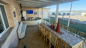 Ein moderner Essbereich mit Blick auf Pool und angelegten Garten.
