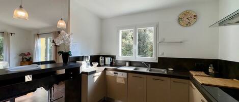 Réfrigérateur, micro-ondes, four, plaque de cuisson