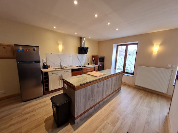 Fridge, dishwasher
