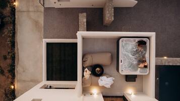 Suite | Private spa tub