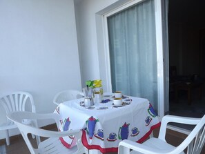 Outdoor dining - Beachfront Apartment with Pool, Jacuzzi, and Garden Near Alcoceber (Alcocéber)