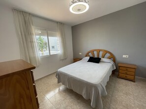 2 bedrooms, free WiFi - Quiet Apartment with Pool, BBQ, and Parking near Peñíscola Beach (Peñíscola)