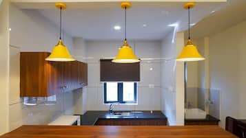 Chambre Deluxe | Cuisine privée | Grand réfrigérateur, micro-ondes, cafetiÚre/bouilloire