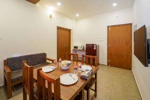 Habitación Deluxe | Zona de estar | Televisión LED de 40 pulgadas con canales por satélite