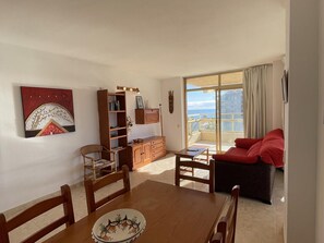 Living area - Seafront Apartment with Pool, Tennis & 2 Bedrooms in Peñíscola - Sleeps 6 (Peñíscola)