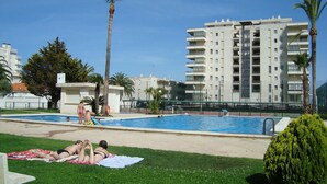 Pool - Seafront Apartment with Pool, Tennis & 2 Bedrooms in Peñíscola - Sleeps 6 (Peñíscola)