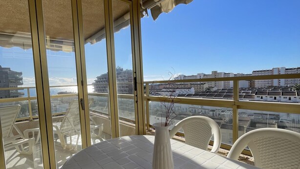 Outdoor dining - Seafront Apartment with Pool, Tennis & 2 Bedrooms in Peñíscola - Sleeps 6 (Peñíscola)