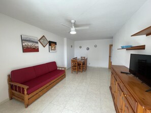 Living area - Seafront Apartment with Pool, Tennis & 2 Bedrooms in Peñíscola - Sleeps 6 (Peñíscola)