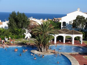 A swimming pool with people, a gazebo, and a view of the sea. - Holiday rental 1.5 km from the beach with parking in Gran Vista, Santa Pola (Santa Pola)