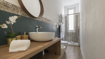 Dusche, umweltfreundliche Kosmetikartikel, Haartrockner, Bidet