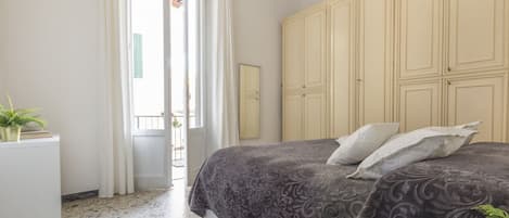 1 bedroom, desk, iron/ironing board, WiFi