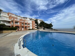 Pool - Cozy 2-Bedroom Apartment with Pool, 50m from Beach in Peníscola (Peñíscola)