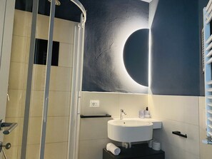 Dusche, Haartrockner, Bidet, Handtücher