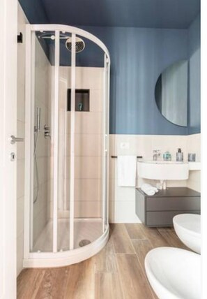 Douche, sèche-cheveux, bidet, serviettes fournies