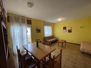 Dining - Cozy Bungalow Near Beach, Shops - Sleeps 6, Pets Welcome! (Peñíscola)