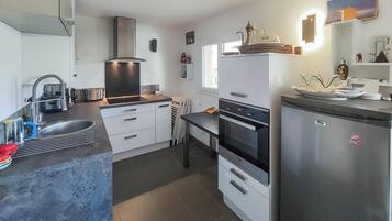 Fridge, oven, dishwasher, coffee/tea maker