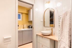 Dusche, Haartrockner, Handtücher, Seife