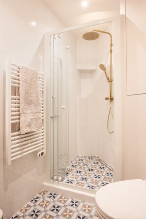 Dusche, Haartrockner, Handtücher, Seife