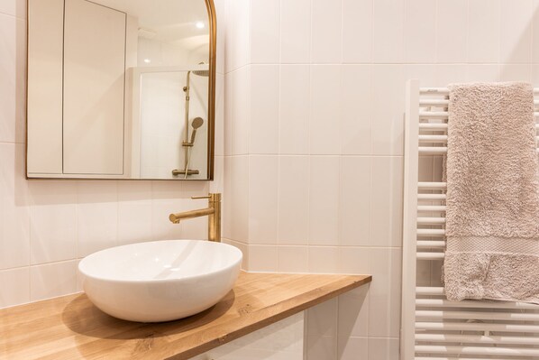 Dusche, Haartrockner, Handtücher, Seife