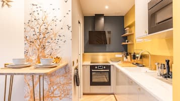 Fridge, oven, stovetop, dishwasher