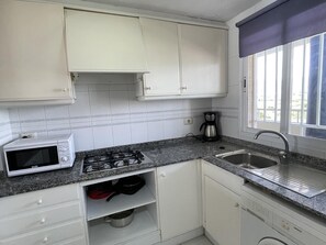 Refrigerador, microondas y cafetera y tetera 