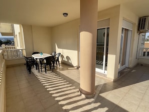 Outdoor dining - Cozy 2-Bedroom Apartment, 150m from Beach, Pool, Tennis, Parking, in Peñíscola (Peñíscola)