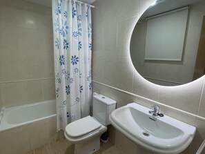 Bathroom - Beachfront Apartment with Pool in Voramar, Peñíscola – 2 Bedrooms, Sleeps 6 (Peñíscola)