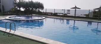 Beachfront 2-Bedroom Apartment with Pool, Tennis Court, and Parking in Peñíscola