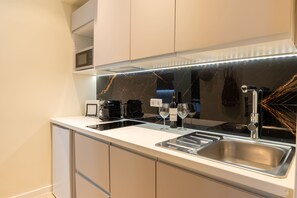 Deluxe Studio Suite, Jetted Tub | Eget kjøkken | Minikjøleskap, espressomaskin og miljøvennlige rengjøringsmidler