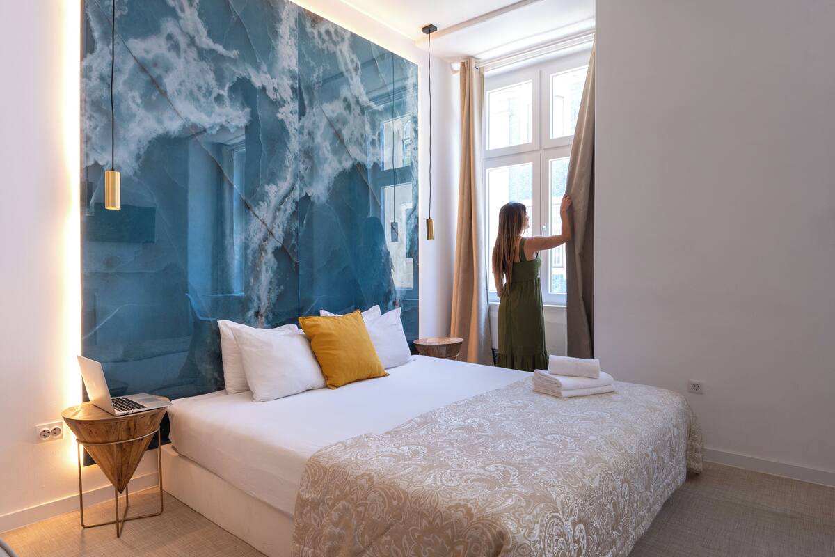 Studio – deluxe, massasjebadekar, byutsikt | Sengetøy av topp kvalitet, dundyner, minibar og blendingsgardiner