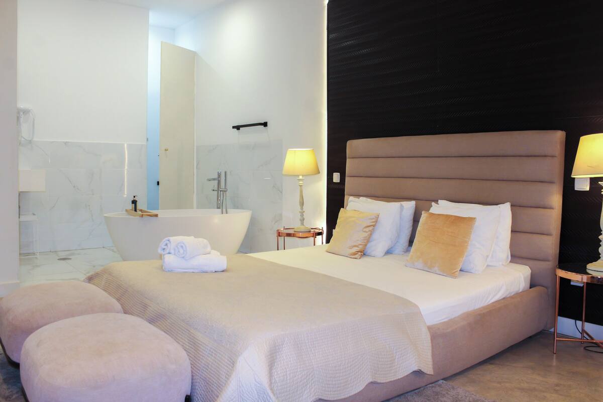 Studio – deluxe, badekar | Sengetøy av topp kvalitet, dundyner, minibar og blendingsgardiner