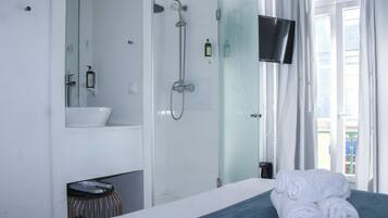 Basic Double Room | Bathroom | Hair dryer, towels, soap, shampoo