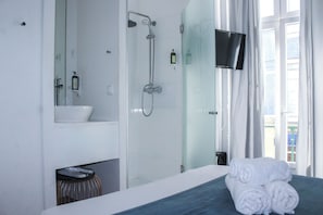 Basic Double Room | Bathroom | Hair dryer, towels, soap, shampoo