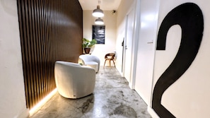 Coin salon dans le hall