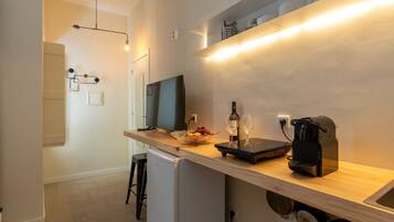 Studio Elite, jet tub | Dapur pribadi | Lemari es kecil dan mesin espresso