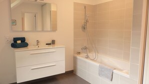 Douche, sèche-cheveux, serviettes fournies