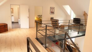 4 habitaciones, tabla de planchar con plancha y cuna de viaje 