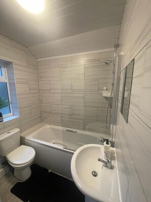 House | Bilik Mandi | Gabungan pancuran/tab mandi, tab mandi rendaman dalam, pengering rambut 